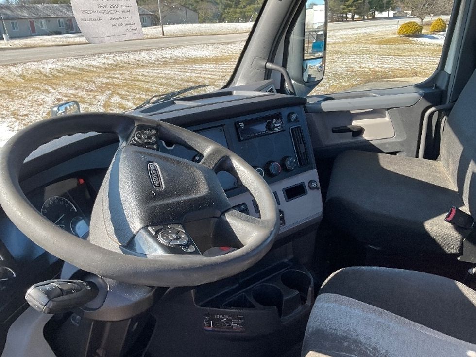 Day Cab Tractor-Heavy Duty Tractors-Freightliner-2018-T12664ST-Elkhart-IN-385,851\n\t\tmiles-$ 42,750 - Image 10