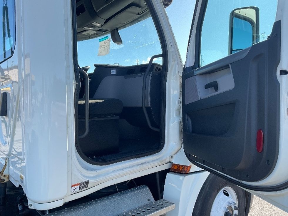Day Cab Tractor-Heavy Duty Tractors-Freightliner-2018-T12664ST-Elkhart-IN-385,851\n\t\tmiles-$ 42,750 - Image 12