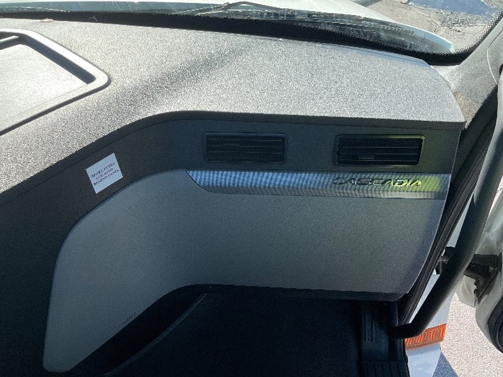 Day Cab Tractor-Heavy Duty Tractors-Freightliner-2018-T12664ST-Elkhart-IN-385,851\n\t\tmiles-$ 42,750 - Image 13