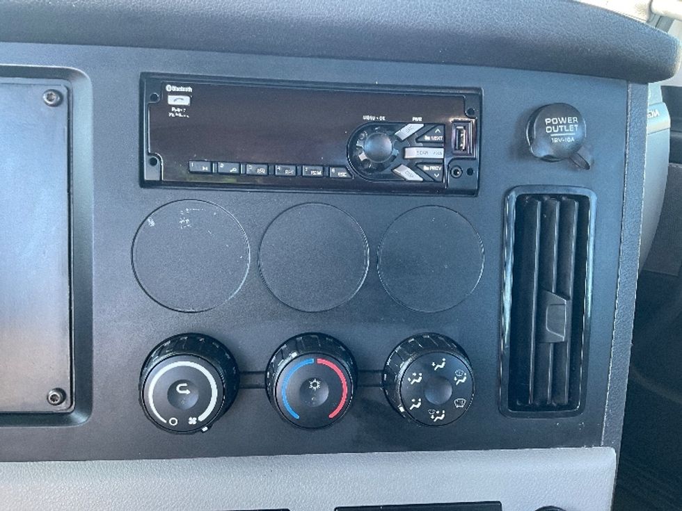 Day Cab Tractor-Heavy Duty Tractors-Freightliner-2018-T12664ST-Elkhart-IN-385,851\n\t\tmiles-$ 42,750 - Image 17