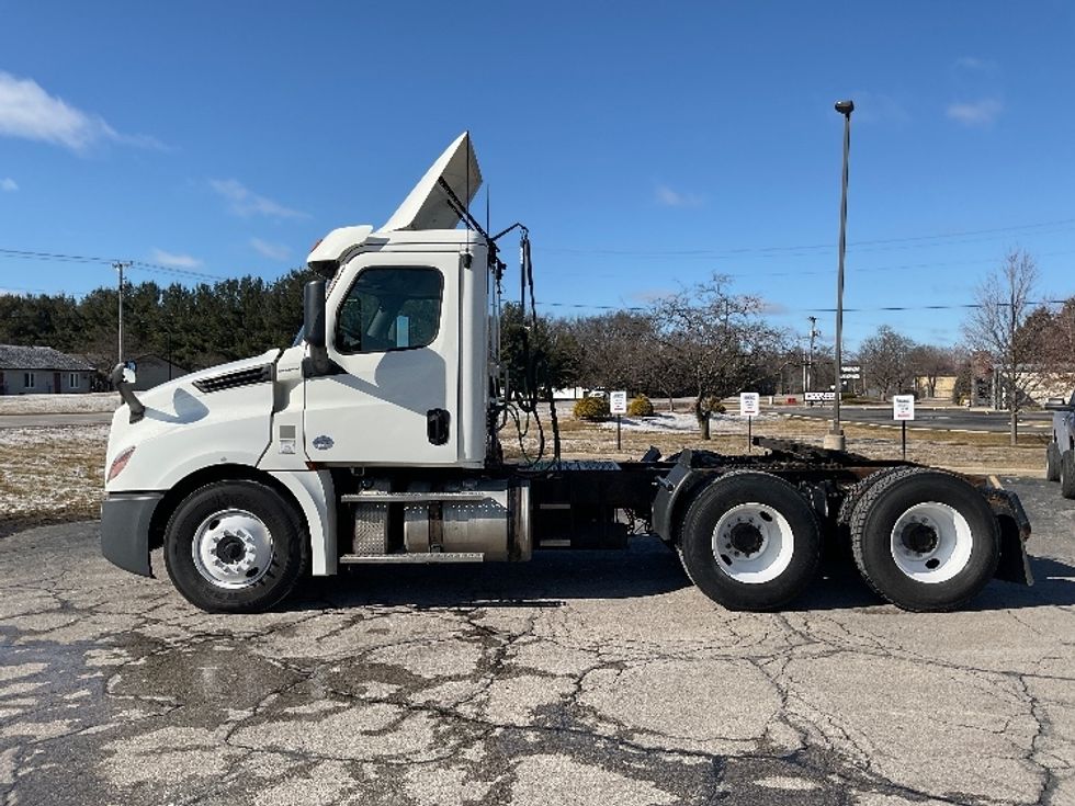 Day Cab Tractor-Heavy Duty Tractors-Freightliner-2018-T12664ST-Elkhart-IN-385,851\n\t\tmiles-$ 42,750 - Image 4