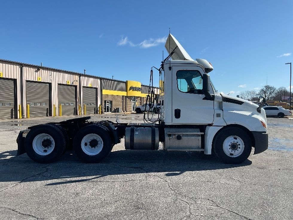 Day Cab Tractor-Heavy Duty Tractors-Freightliner-2018-T12664ST-Elkhart-IN-385,851\n\t\tmiles-$ 42,750 - Image 8