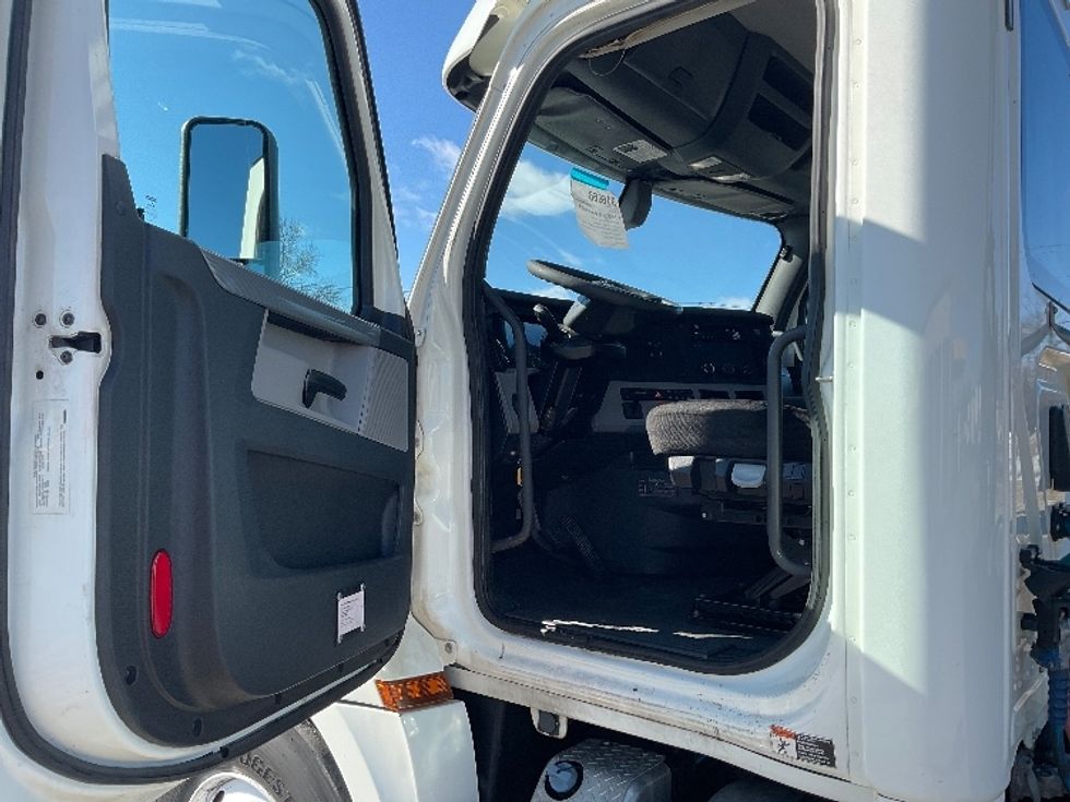 Day Cab Tractor-Heavy Duty Tractors-Freightliner-2018-T12664ST-Elkhart-IN-385,851\n\t\tmiles-$ 42,750 - Image 9