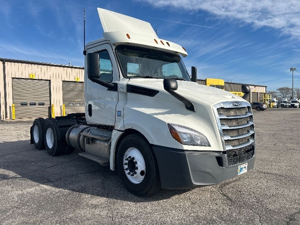 Day Cab Tractor-Heavy Duty Tractors-Freightliner-2018-T12664ST-Elkhart-IN-401,267\n\t\tmiles-$ 40,250 - Image 1