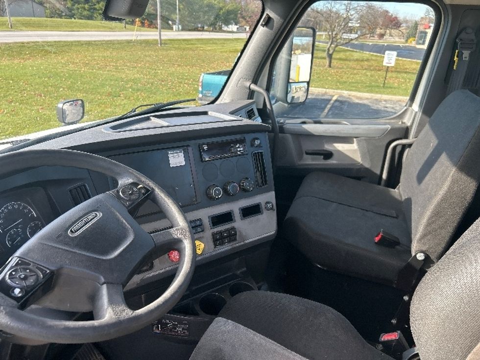 Day Cab Tractor-Heavy Duty Tractors-Freightliner-2018-T12664ST-Elkhart-IN-401,267\n\t\tmiles-$ 40,250 - Image 10