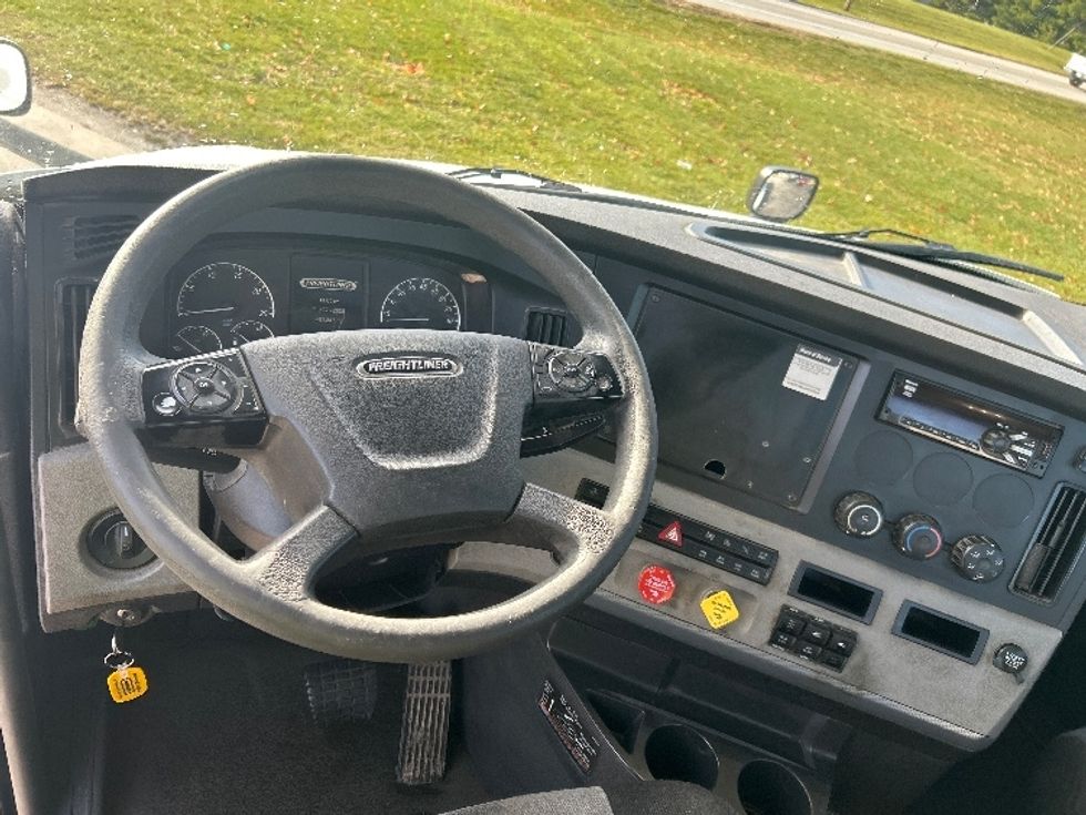 Day Cab Tractor-Heavy Duty Tractors-Freightliner-2018-T12664ST-Elkhart-IN-401,267\n\t\tmiles-$ 40,250 - Image 11