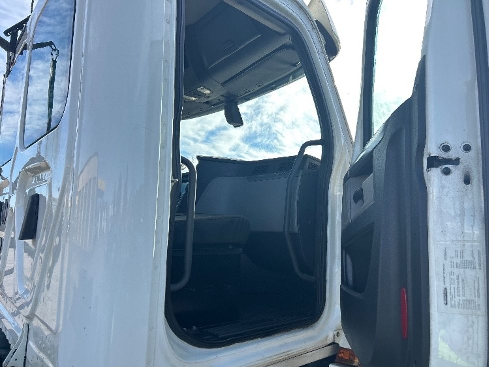 Day Cab Tractor-Heavy Duty Tractors-Freightliner-2018-T12664ST-Elkhart-IN-401,267\n\t\tmiles-$ 40,250 - Image 12