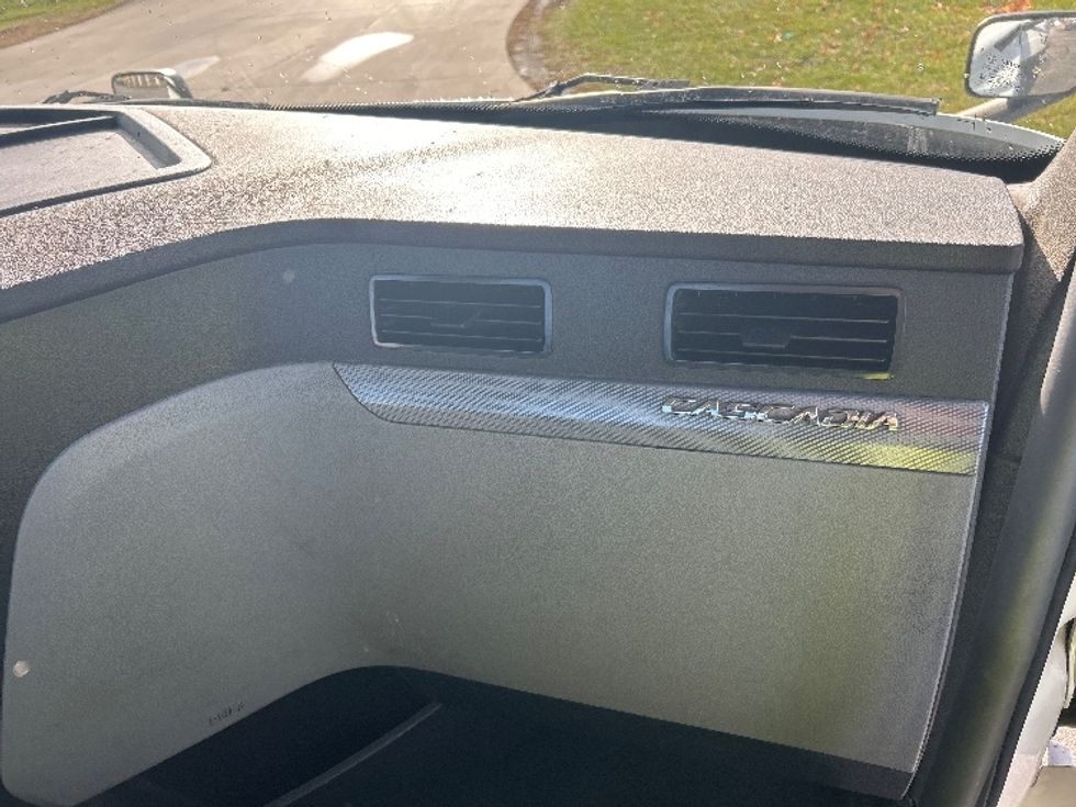 Day Cab Tractor-Heavy Duty Tractors-Freightliner-2018-T12664ST-Elkhart-IN-401,267\n\t\tmiles-$ 40,250 - Image 13