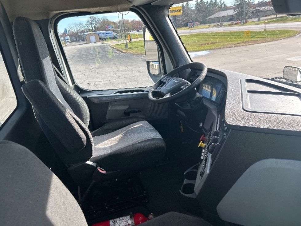 Day Cab Tractor-Heavy Duty Tractors-Freightliner-2018-T12664ST-Elkhart-IN-401,267\n\t\tmiles-$ 40,250 - Image 14