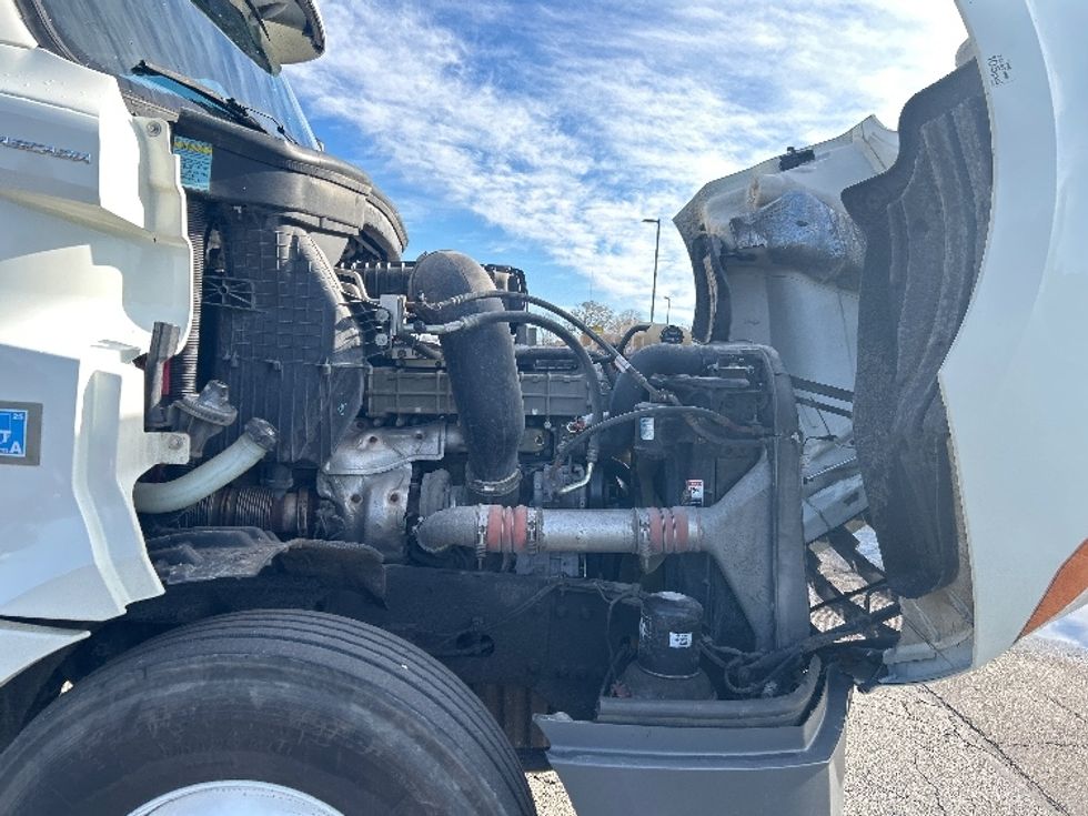 Day Cab Tractor-Heavy Duty Tractors-Freightliner-2018-T12664ST-Elkhart-IN-401,267\n\t\tmiles-$ 40,250 - Image 15