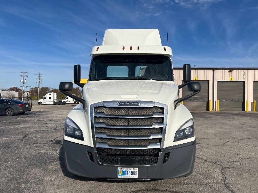 Day Cab Tractor-Heavy Duty Tractors-Freightliner-2018-T12664ST-Elkhart-IN-401,267\n\t\tmiles-$ 40,250 - Image 2