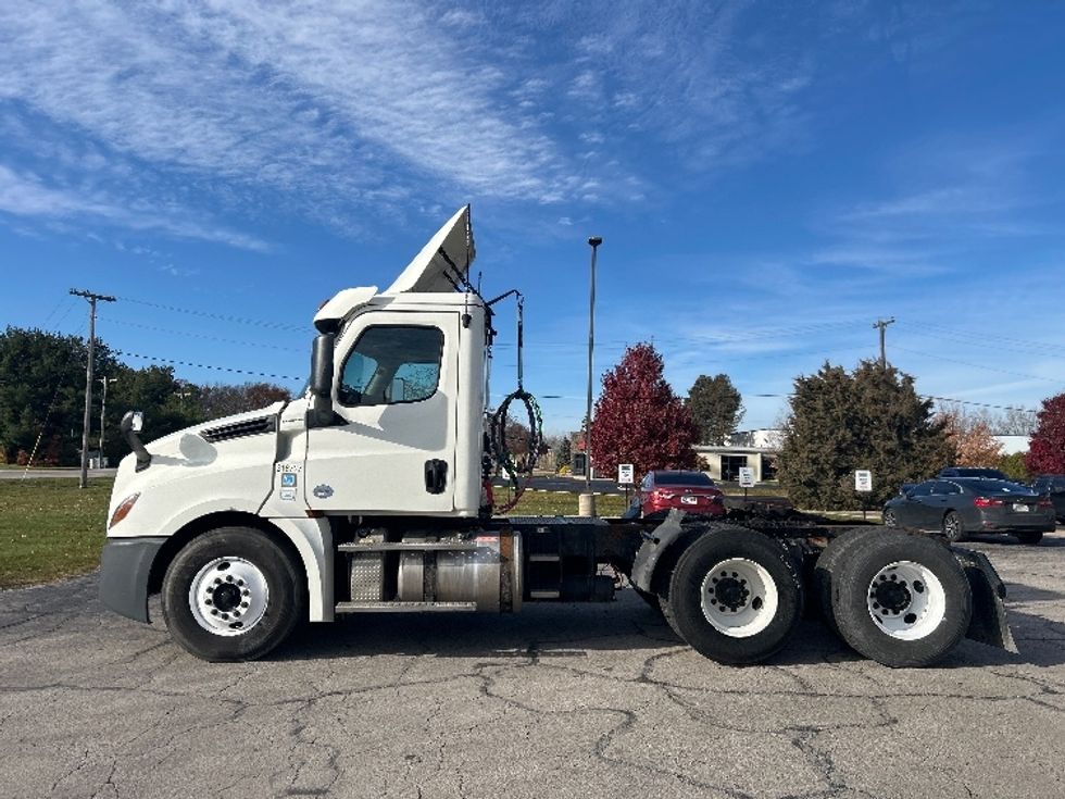 Day Cab Tractor-Heavy Duty Tractors-Freightliner-2018-T12664ST-Elkhart-IN-401,267\n\t\tmiles-$ 40,250 - Image 4