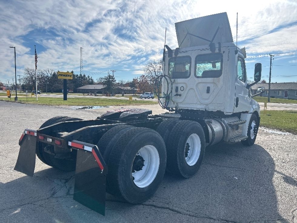 Day Cab Tractor-Heavy Duty Tractors-Freightliner-2018-T12664ST-Elkhart-IN-401,267\n\t\tmiles-$ 40,250 - Image 7