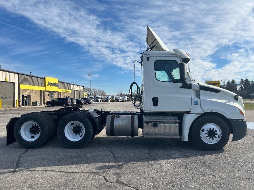Day Cab Tractor-Heavy Duty Tractors-Freightliner-2018-T12664ST-Elkhart-IN-401,267\n\t\tmiles-$ 40,250 - Image 8