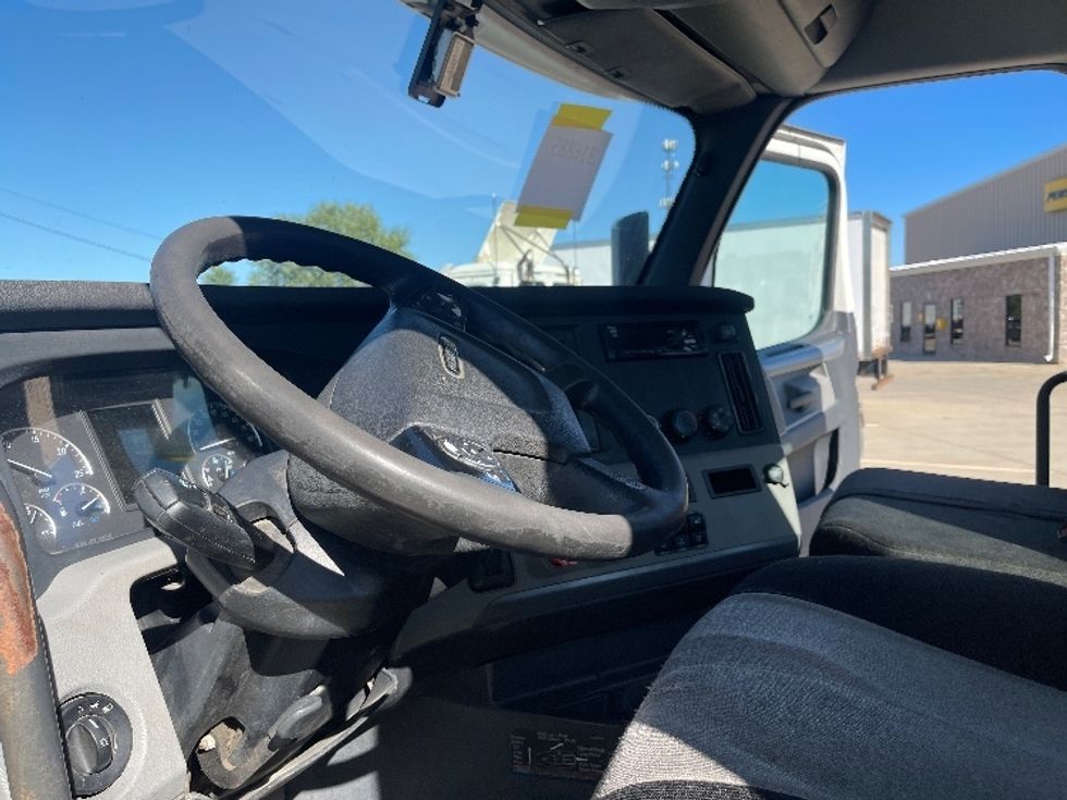 Day Cab Tractor-Heavy Duty Tractors-Freightliner-2018-T12664ST-Elkhart-IN-481,052\n\t\tmiles-$ 43,500 - Image 10