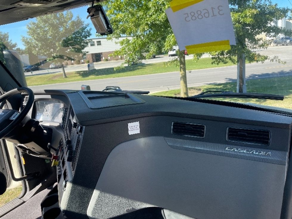 Day Cab Tractor-Heavy Duty Tractors-Freightliner-2018-T12664ST-Elkhart-IN-481,052\n\t\tmiles-$ 43,500 - Image 13