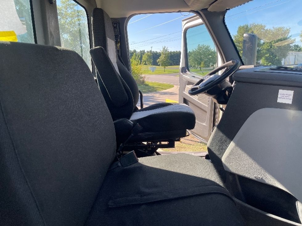 Day Cab Tractor-Heavy Duty Tractors-Freightliner-2018-T12664ST-Elkhart-IN-481,052\n\t\tmiles-$ 43,500 - Image 14