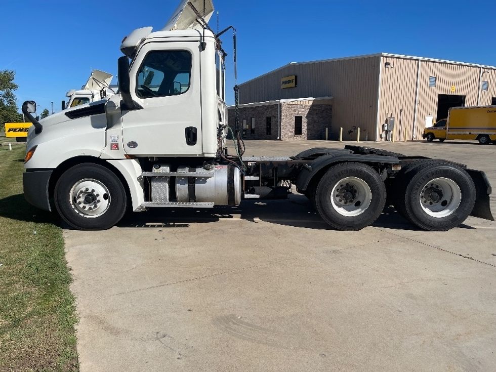 Day Cab Tractor-Heavy Duty Tractors-Freightliner-2018-T12664ST-Elkhart-IN-481,052\n\t\tmiles-$ 43,500 - Image 4