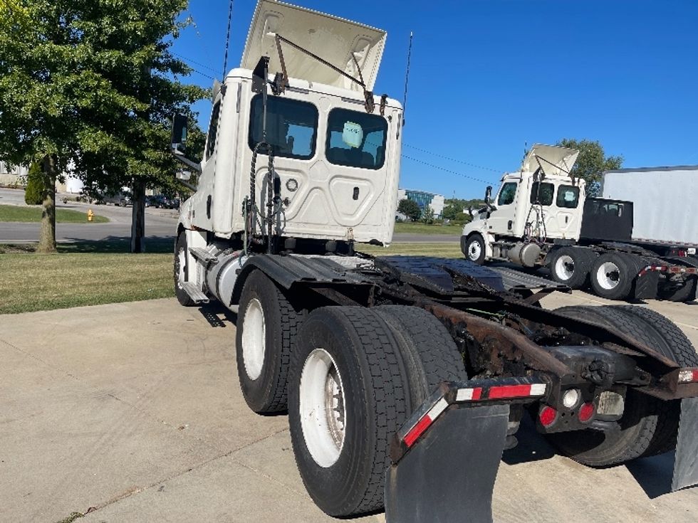 Day Cab Tractor-Heavy Duty Tractors-Freightliner-2018-T12664ST-Elkhart-IN-481,052\n\t\tmiles-$ 43,500 - Image 5