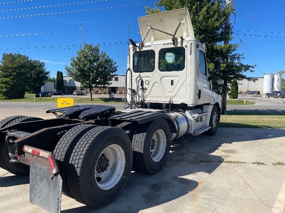 Day Cab Tractor-Heavy Duty Tractors-Freightliner-2018-T12664ST-Elkhart-IN-481,052\n\t\tmiles-$ 43,500 - Image 7
