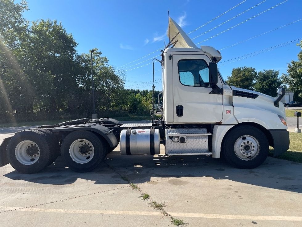 Day Cab Tractor-Heavy Duty Tractors-Freightliner-2018-T12664ST-Elkhart-IN-481,052\n\t\tmiles-$ 43,500 - Image 8