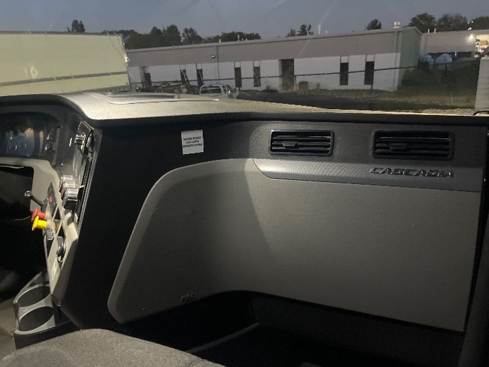 Day Cab Tractor-Heavy Duty Tractors-Freightliner-2018-T12664ST-Erlanger-KY-453,211\n\t\tmiles-$ 45,000 - Image 13