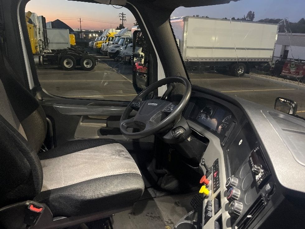 Day Cab Tractor-Heavy Duty Tractors-Freightliner-2018-T12664ST-Erlanger-KY-453,211\n\t\tmiles-$ 45,000 - Image 14