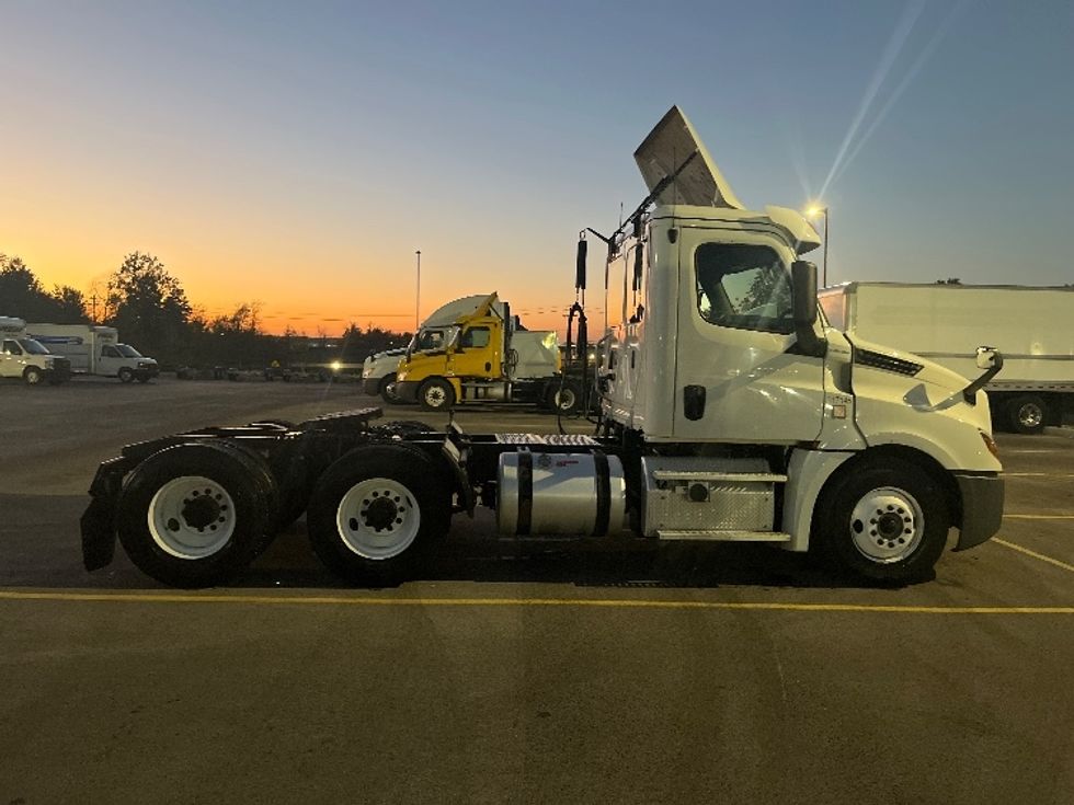 Day Cab Tractor-Heavy Duty Tractors-Freightliner-2018-T12664ST-Erlanger-KY-453,211\n\t\tmiles-$ 45,000 - Image 8