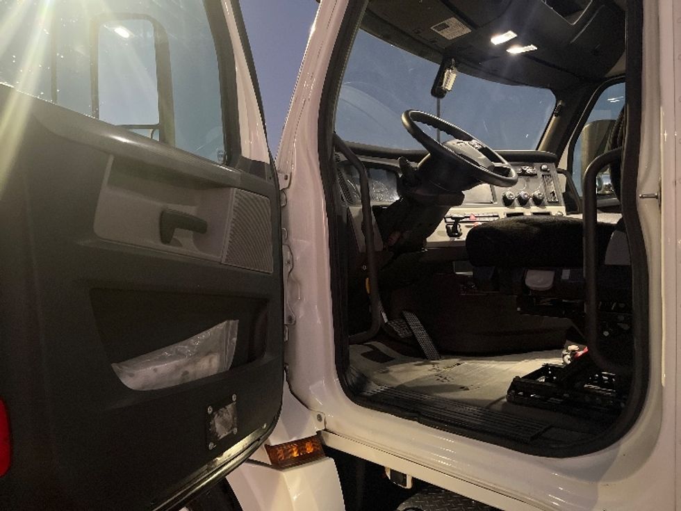 Day Cab Tractor-Heavy Duty Tractors-Freightliner-2018-T12664ST-Erlanger-KY-453,211\n\t\tmiles-$ 45,000 - Image 9