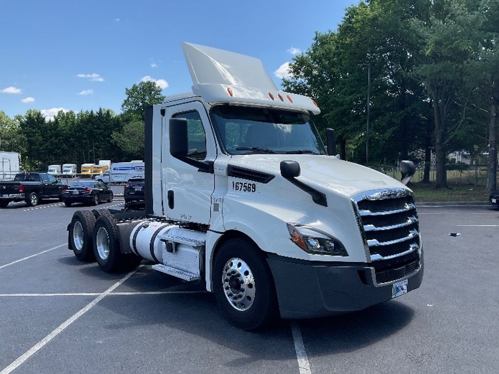 Day Cab Tractor-Heavy Duty Tractors-Freightliner-2018-T12664ST-Fayetteville-NC-525,248\n\t\tmiles-$ 37,500 - Image 1