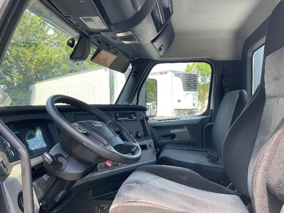 Day Cab Tractor-Heavy Duty Tractors-Freightliner-2018-T12664ST-Fayetteville-NC-525,248\n\t\tmiles-$ 37,500 - Image 10