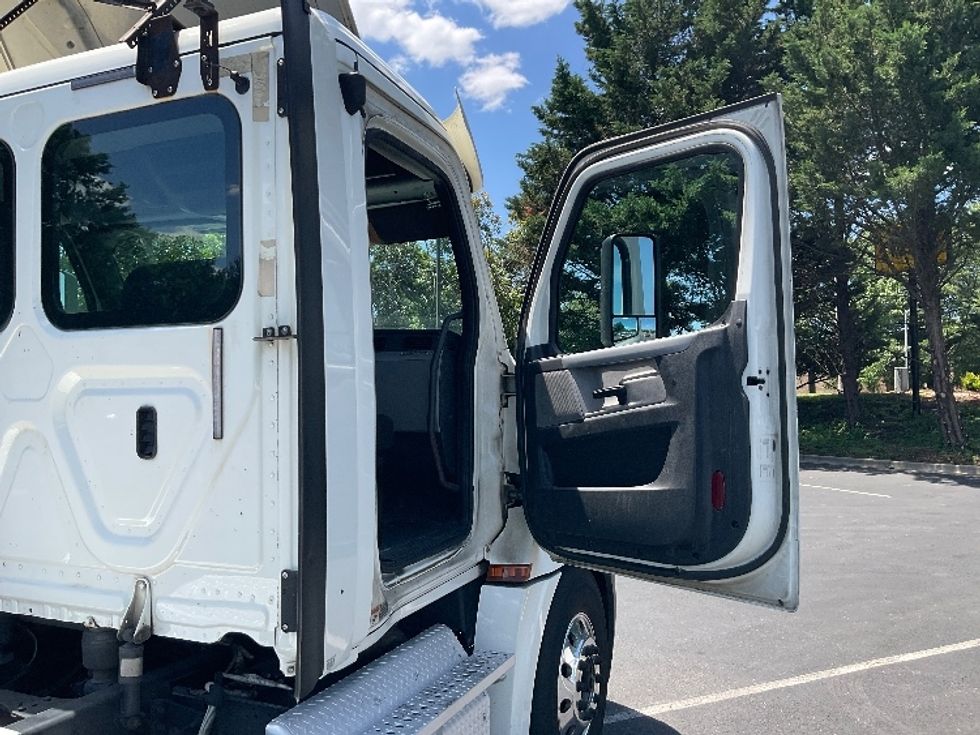 Day Cab Tractor-Heavy Duty Tractors-Freightliner-2018-T12664ST-Fayetteville-NC-525,248\n\t\tmiles-$ 37,500 - Image 12