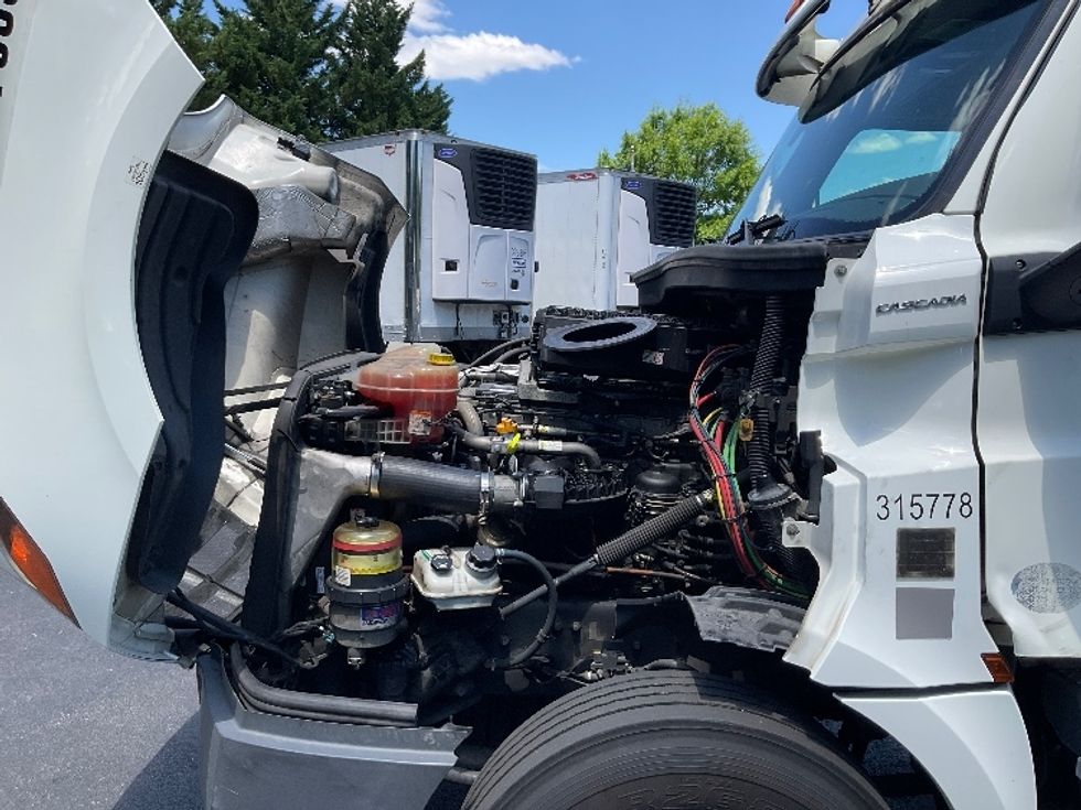Day Cab Tractor-Heavy Duty Tractors-Freightliner-2018-T12664ST-Fayetteville-NC-525,248\n\t\tmiles-$ 37,500 - Image 16