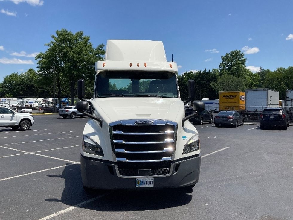 Day Cab Tractor-Heavy Duty Tractors-Freightliner-2018-T12664ST-Fayetteville-NC-525,248\n\t\tmiles-$ 37,500 - Image 2
