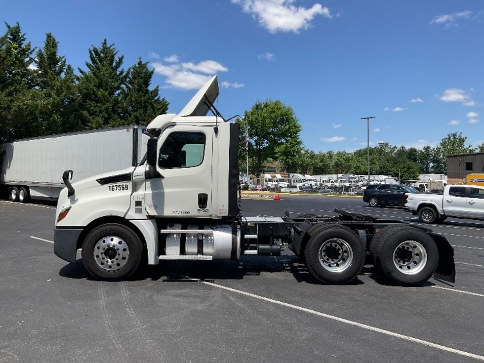 Day Cab Tractor-Heavy Duty Tractors-Freightliner-2018-T12664ST-Fayetteville-NC-525,248\n\t\tmiles-$ 37,500 - Image 4