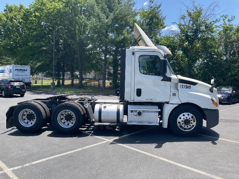 Day Cab Tractor-Heavy Duty Tractors-Freightliner-2018-T12664ST-Fayetteville-NC-525,248\n\t\tmiles-$ 37,500 - Image 8