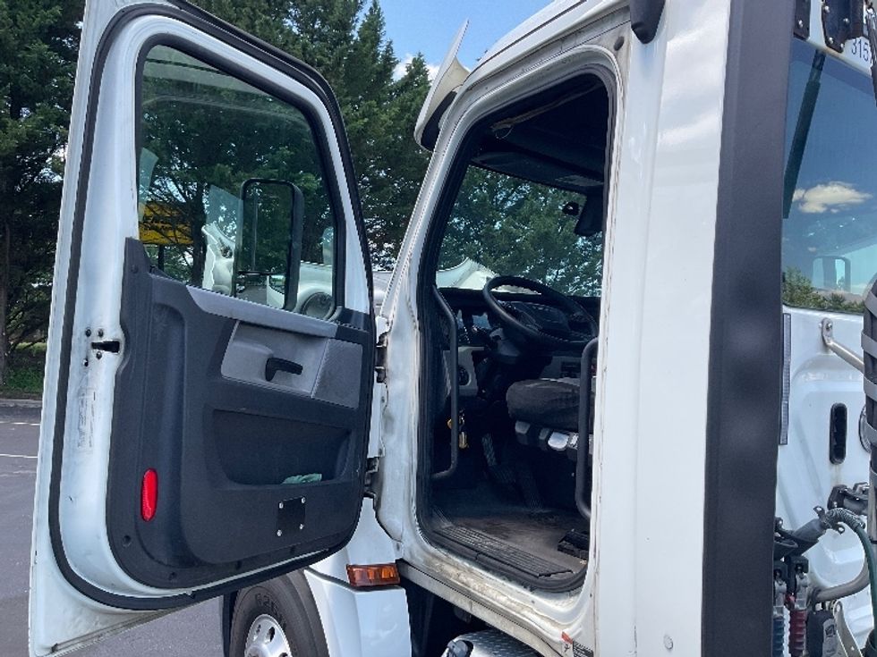 Day Cab Tractor-Heavy Duty Tractors-Freightliner-2018-T12664ST-Fayetteville-NC-525,248\n\t\tmiles-$ 37,500 - Image 9