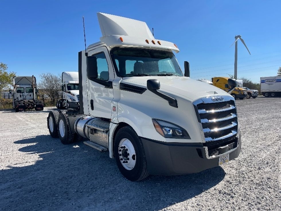 Day Cab Tractor-Heavy Duty Tractors-Freightliner-2018-T12664ST-Findlay-OH-706,176\n\t\tmiles-$ 27,500 - Image 1