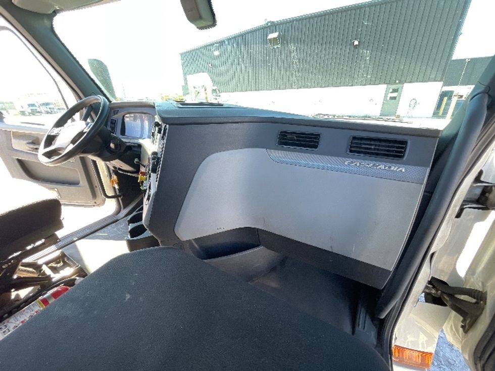 Day Cab Tractor-Heavy Duty Tractors-Freightliner-2018-T12664ST-Findlay-OH-706,176\n\t\tmiles-$ 27,500 - Image 13