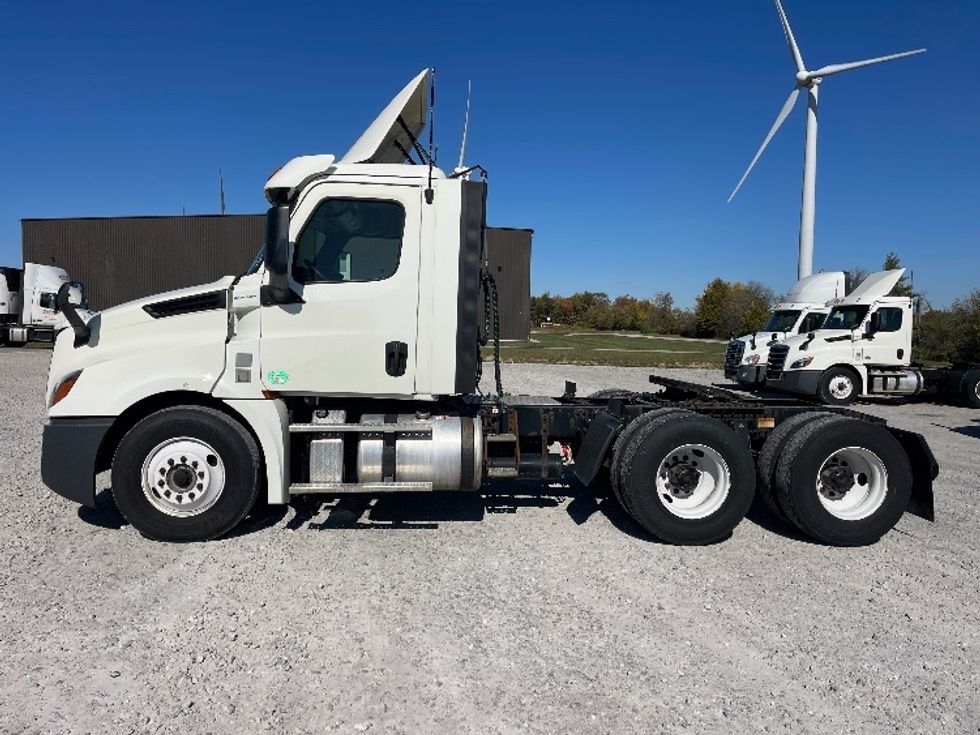 Day Cab Tractor-Heavy Duty Tractors-Freightliner-2018-T12664ST-Findlay-OH-706,176\n\t\tmiles-$ 27,500 - Image 4