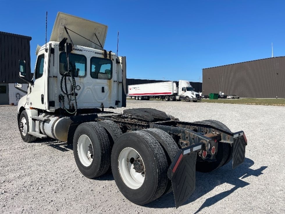 Day Cab Tractor-Heavy Duty Tractors-Freightliner-2018-T12664ST-Findlay-OH-706,176\n\t\tmiles-$ 27,500 - Image 5
