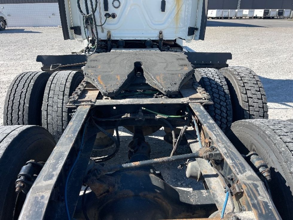 Day Cab Tractor-Heavy Duty Tractors-Freightliner-2018-T12664ST-Findlay-OH-706,176\n\t\tmiles-$ 27,500 - Image 6
