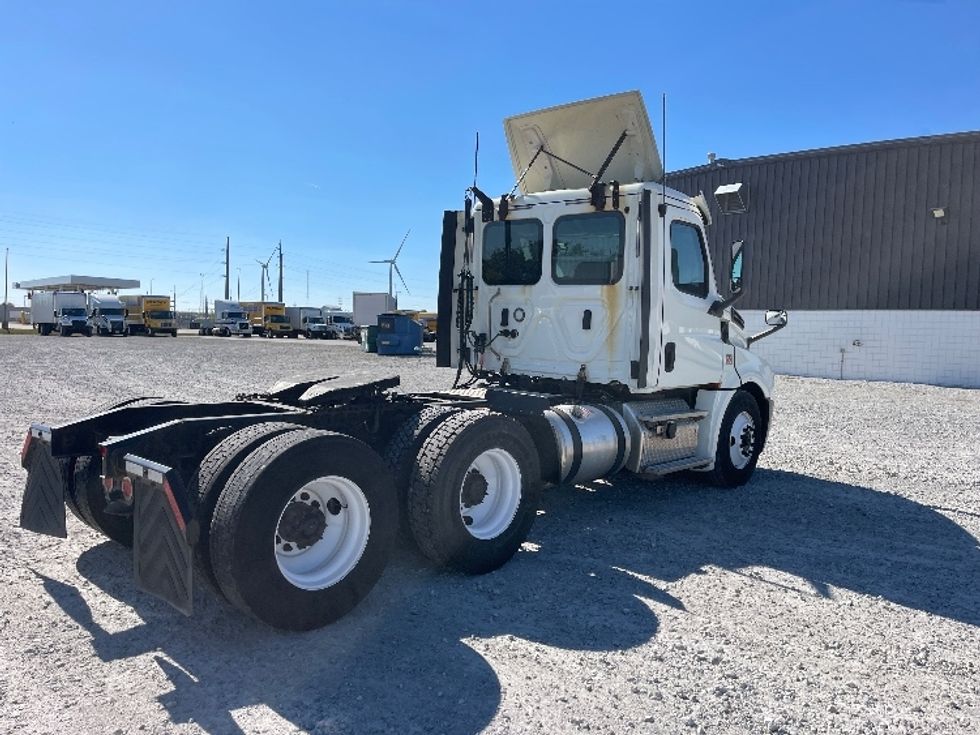 Day Cab Tractor-Heavy Duty Tractors-Freightliner-2018-T12664ST-Findlay-OH-706,176\n\t\tmiles-$ 27,500 - Image 7