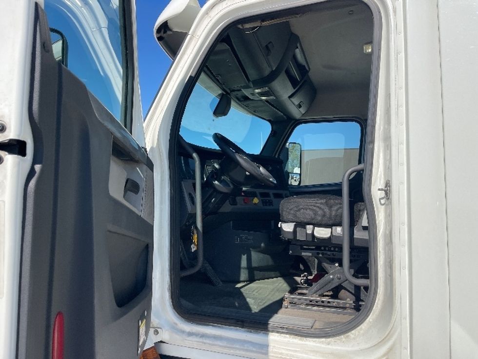 Day Cab Tractor-Heavy Duty Tractors-Freightliner-2018-T12664ST-Findlay-OH-706,176\n\t\tmiles-$ 27,500 - Image 9