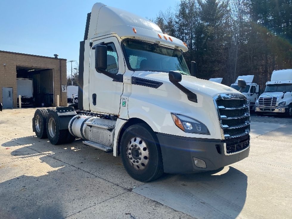 Day Cab Tractor-Heavy Duty Tractors-Freightliner-2018-T12664ST-Fitchburg-MA-365,779\n\t\tmiles-$ 41,500 - Image 1