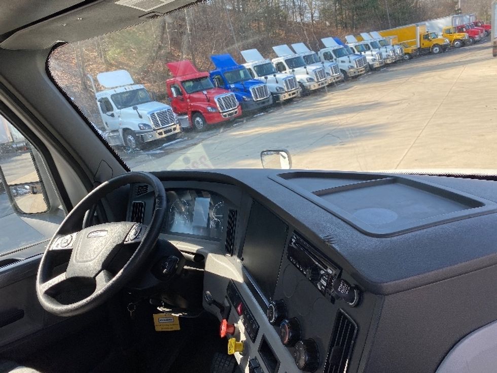 Day Cab Tractor-Heavy Duty Tractors-Freightliner-2018-T12664ST-Fitchburg-MA-365,779\n\t\tmiles-$ 41,500 - Image 10