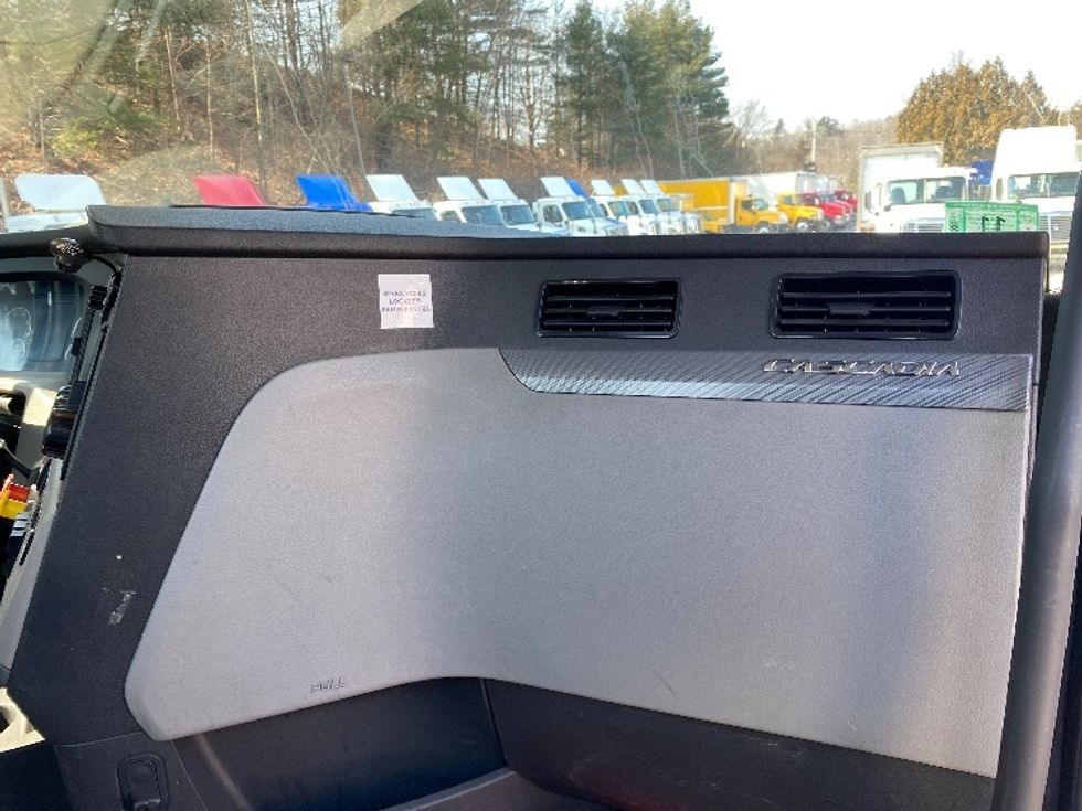 Day Cab Tractor-Heavy Duty Tractors-Freightliner-2018-T12664ST-Fitchburg-MA-365,779\n\t\tmiles-$ 41,500 - Image 12