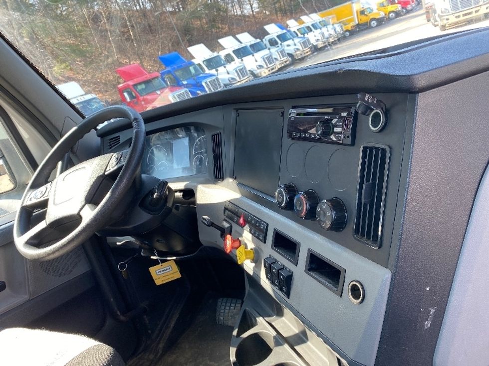 Day Cab Tractor-Heavy Duty Tractors-Freightliner-2018-T12664ST-Fitchburg-MA-365,779\n\t\tmiles-$ 41,500 - Image 13