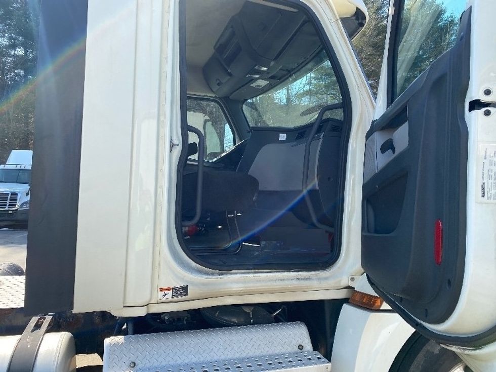 Day Cab Tractor-Heavy Duty Tractors-Freightliner-2018-T12664ST-Fitchburg-MA-365,779\n\t\tmiles-$ 41,500 - Image 16