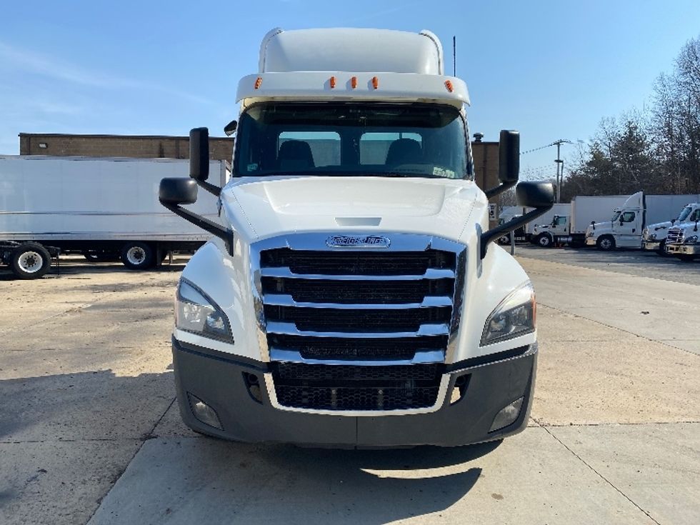 2018 Freightliner Cascadia 126" Day cab photo 2